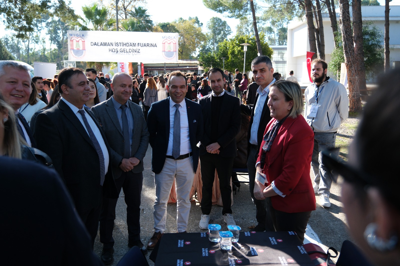 11 Aralık 2025 tarihinde Dalaman Meslek Yüksekokulu ile Dalaman Sivil Havacılık Yüksekokulu iş birliğinde düzenlenen 2. İstihdam Fuarı, Muğla Sıtkı Koçman Üniversitesi Dalaman Yerleşkesinde gerçekleştirilerek öğrenciler ve sektör temsilcilerini bir araya getirdi.  Havacılık, lojistik, dış ticaret ve muhasebe gibi farklı alanlarda faaliyet gösteren 30 firma, fuarda stant açarak öğrencilerle birebir görüşmeler yaptı. Öğrenciler, firmaların insan kaynakları yetkilileriyle tanışma, sektör beklentilerini öğrenme ve çeşitli kariyer fırsatlarını keşfetme imkânı bulmuştur. Bu kapsamda, etkinliğe THY, Tantur & TUI, Libero, Diana, MTS Globe, Jet2, Sancak, Unifree, YDA, Çelebi, Havaş, Fugo, Acarlar, Skytanking/Prime Flight Company, Ekol Lojistik, Önel Gümrük Müşavirliği, Alfa Grup Gümrük Müşavirliği, IGT Proje, SMMM Hüseyin Ertuğrul, SMMM Ceren Solakoğlu, SMMM Selen Solakoğlu Yılmaz, Paterna Group, Garenta, THK Ortaca, GSB Dalaman Gençlik Merkezi, KOSGEB, İŞKUR, TATCA (Türkiye Hava Trafik Kontrolörleri Derneği), Netlog Lojistik ve Vienna Life gibi sektörün önde gelen firmaları katılım sağlayarak öğrencilerimize geniş ve nitelikli bir kariyer yelpazesi sunmuştur.  Etkinlikte bazı firmalar, öğrencilerle birebir mülakat simülasyonları gerçekleştirerek mülakat sürecinde nelere dikkat etmeleri gerektiği, kendilerini nasıl daha etkili ifade edebilecekleri ve profesyonel bir görüşmeye nasıl hazırlanabilecekleri konusunda önemli geri bildirimler sunmuştur. Bu sayede öğrenciler, gerçek iş görüşmesi deneyimini önceden yaşayarak kariyer yolculuklarına güçlü bir adım atma fırsatı elde etmiştir.  Etkinliğe Dalaman Kaymakamı Mesut YAKUTA, çok sayıda firma temsilcisi ve yöneticileri de katılım sağladı. Katılımcılar tarafından sektörle üniversitenin buluşmasını sağlayan bu tür organizasyonların hem öğrenciler hem de iş dünyası açısından büyük önem taşıdığı vurgulanmıştır. Firma yöneticileri, istihdam fuarlarının süreklilik kazanmasının nitelikli iş gücüne ulaşmada önemli katkılar sunduğunu ifade etmişlerdir.  Dalaman Meslek Yüksekokulu Müdürü Doç. Dr. Ozan Kaya ve Dalaman Sivil Havacılık Yüksekokulu Müdürü Prof. Dr. Aytekin Fırat, fuarın her yıl daha da büyüyerek öğrencilerin kariyer planlamasına destek olmayı sürdüreceğini ifade etti. Öğrencilerin yoğun ilgi gösterdiği etkinlik, karşılıklı iş birliği fırsatlarının geliştirilmesi açısından verimli bir platform oluştururken, etkinlik sonunda Yüksekokul Müdürleri tarafından firma stantları ziyaret edilerek katılımcı firmalara teşekkür belgeleri takdim edilmiştir.